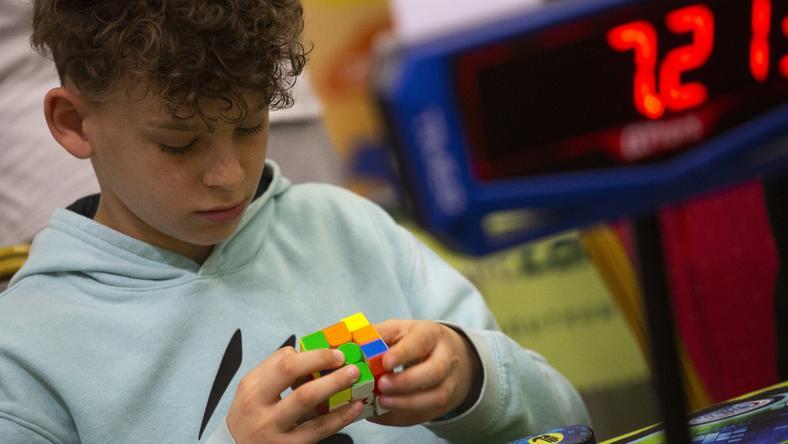 2000元起家的“魔方狂人”,年销3000万颗